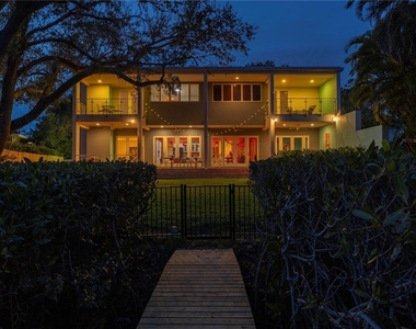 838 Monterey Boulevard Ne - Photo Thumbnail 2