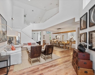 2585 Sheltingham Drive - Photo Thumbnail 9