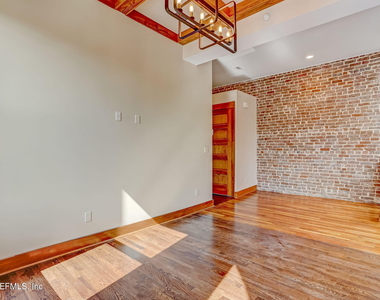 122 E Duval Street - Photo Thumbnail 2
