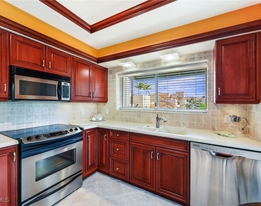 4560 Gulf Shore Boulevard N - Photo Thumbnail 9
