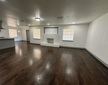 5850 Paisley Street - Photo Thumbnail 2