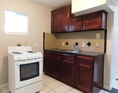 1409 Wentworth Street - Photo Thumbnail 2