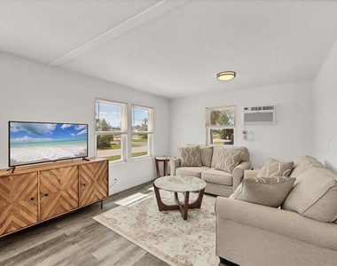 3280 Holly Avenue - Photo Thumbnail 8