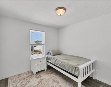 3280 Holly Avenue - Photo Thumbnail 25