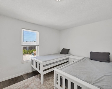 3280 Holly Avenue - Photo Thumbnail 29