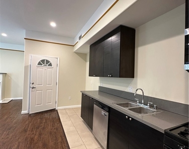 14233 Tiara Street - Photo Thumbnail 6