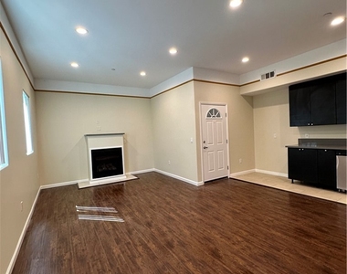 14233 Tiara Street - Photo Thumbnail 5