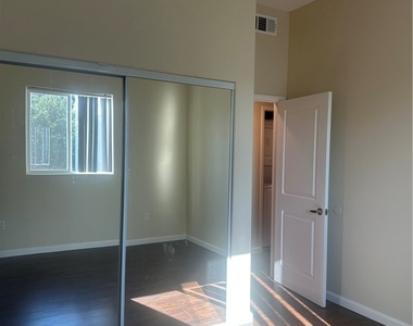 14233 Tiara Street - Photo Thumbnail 17