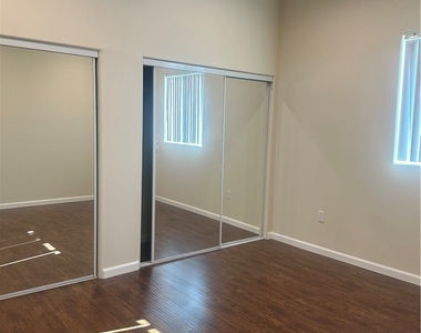 14233 Tiara Street - Photo Thumbnail 12