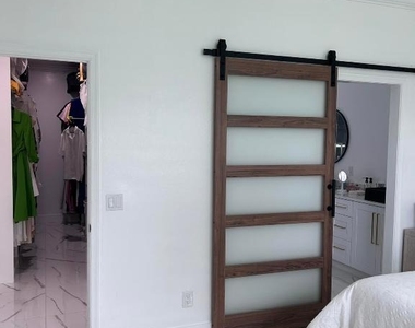 3158 Sw Martin Street - Photo Thumbnail 2