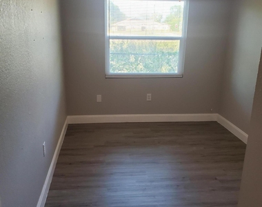 1105 Santa Rosa Drive - Photo Thumbnail 2