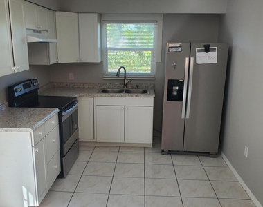 1105 Santa Rosa Drive - Photo Thumbnail 5