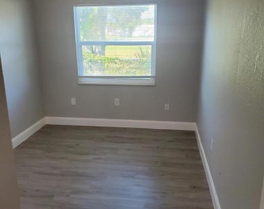 1105 Santa Rosa Drive - Photo Thumbnail 3