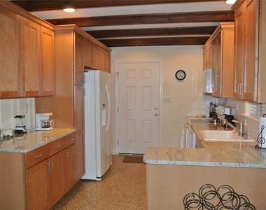 401 Oakwood Avenue - Photo Thumbnail 7
