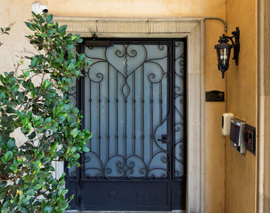 155 N Hamilton Drive - Photo Thumbnail 4