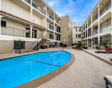 909 Coast Blvd - Photo Thumbnail 16