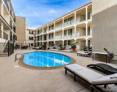 909 Coast Blvd - Photo Thumbnail 17