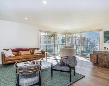 909 Coast Blvd - Photo Thumbnail 4