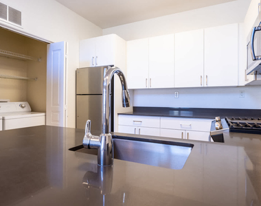 4077 Glencoe Avenue - Photo Thumbnail 6