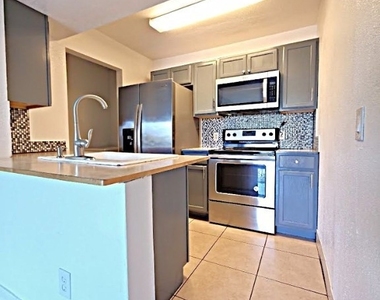 2885 Winkler Avenue - Photo Thumbnail 12