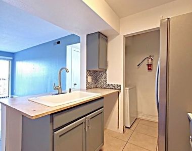 2885 Winkler Avenue - Photo Thumbnail 11