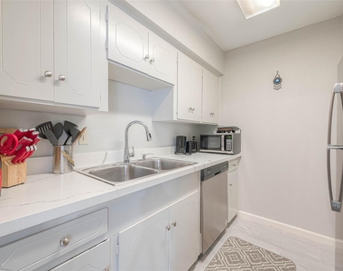 2121 Fountain View Drive - Photo Thumbnail 10