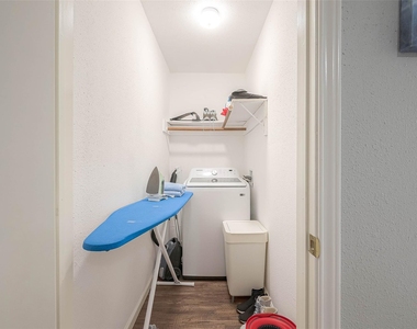 2121 Fountain View Drive - Photo Thumbnail 14