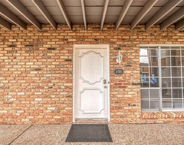 2121 Fountain View Drive - Photo Thumbnail 2
