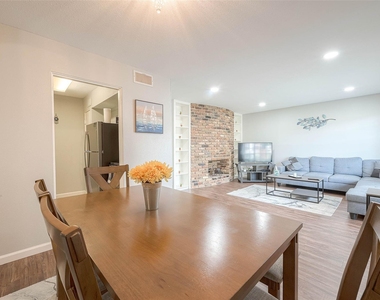 2121 Fountain View Drive - Photo Thumbnail 9