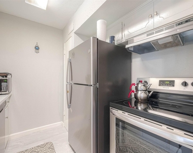 2121 Fountain View Drive - Photo Thumbnail 12