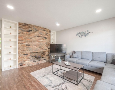 2121 Fountain View Drive - Photo Thumbnail 4