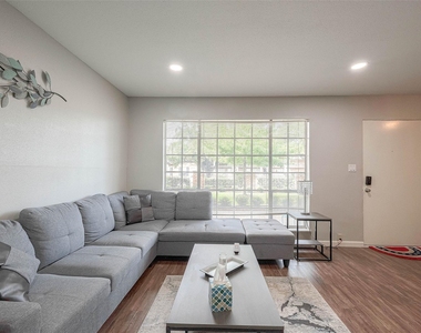2121 Fountain View Drive - Photo Thumbnail 6