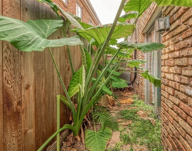 2121 Fountain View Drive - Photo Thumbnail 22