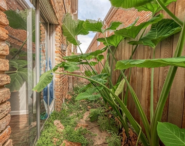 2121 Fountain View Drive - Photo Thumbnail 23