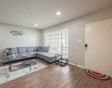 2121 Fountain View Drive - Photo Thumbnail 3