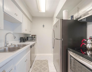 2121 Fountain View Drive - Photo Thumbnail 11