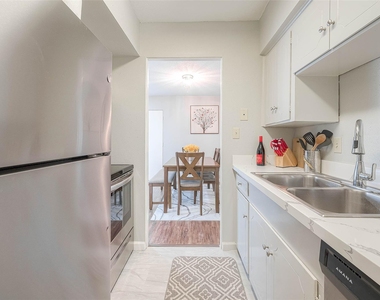 2121 Fountain View Drive - Photo Thumbnail 13
