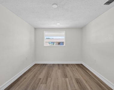 5409 Oceanic Road - Photo Thumbnail 11