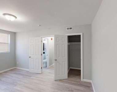 910 Gateway Boulevard - Photo Thumbnail 5