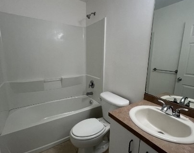 936 Eisenhower Boulevard - Photo Thumbnail 9