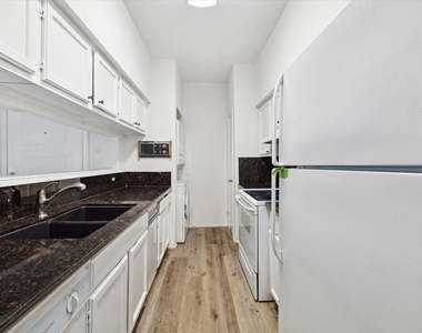 2425 Augusta Drive - Photo Thumbnail 6