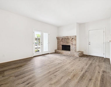 2425 Augusta Drive - Photo Thumbnail 4