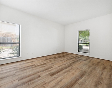2425 Augusta Drive - Photo Thumbnail 7
