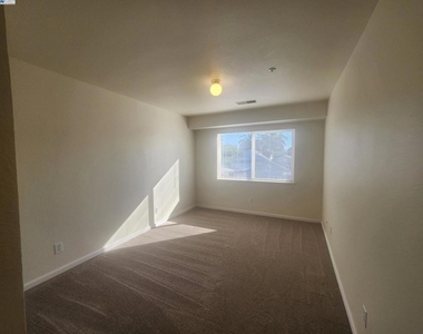 2255 Chestnut St - Photo Thumbnail 11