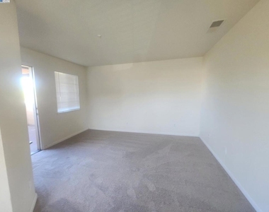 2255 Chestnut St - Photo Thumbnail 4