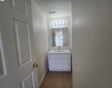 2255 Chestnut St - Photo Thumbnail 15