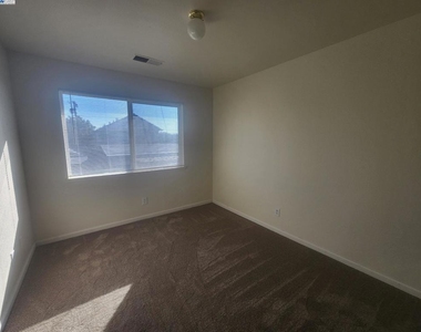 2255 Chestnut St - Photo Thumbnail 8