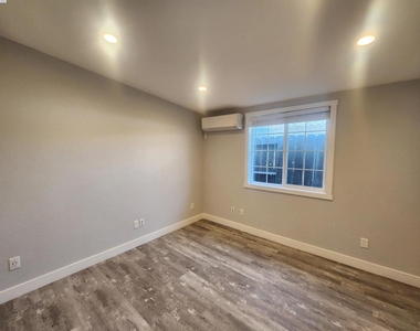 981 Marylin Ave - Photo Thumbnail 16