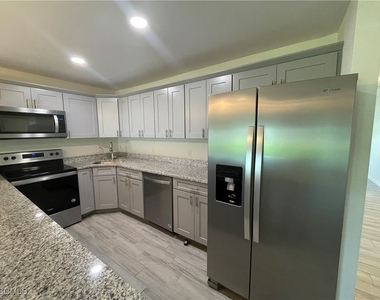 1114 Circle Drive - Photo Thumbnail 4