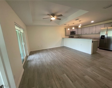 1114 Circle Drive - Photo Thumbnail 2